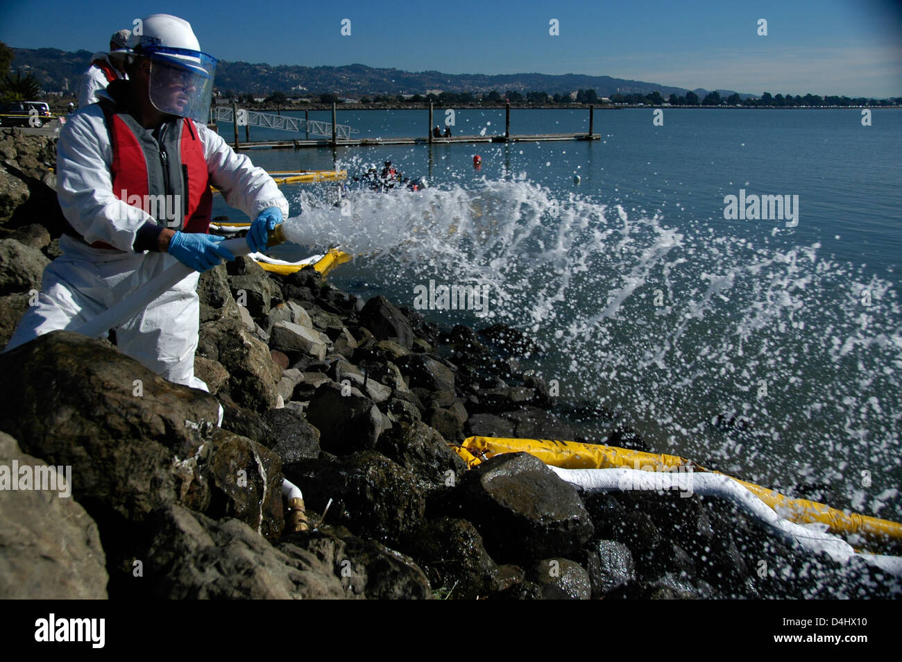 Das Pacific Strike Team führte in der Bucht von San Francisco chemische Öltests durch, um die Umweltauswirkungen der Ölkatastrophe von Cosco Busan zu bewerten. Bei den Tests wurden Dispergiermittel verwendet, um die Öldispersion und -Rückgewinnung zu bewerten. Stockfoto