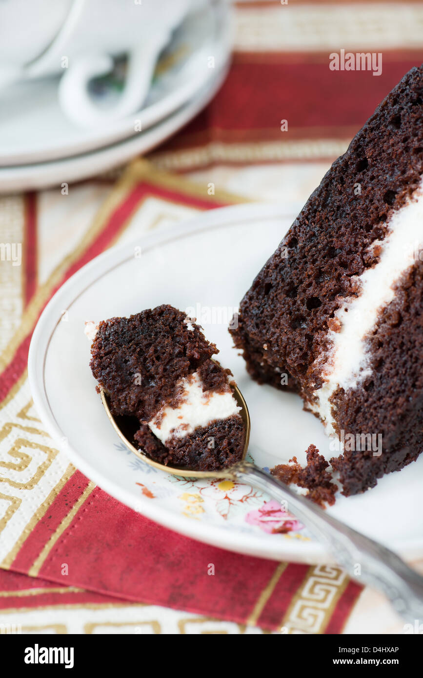 Stück reichen Schokoladenkuchen auf Löffel, Closeup, selektiven Fokus Stockfoto