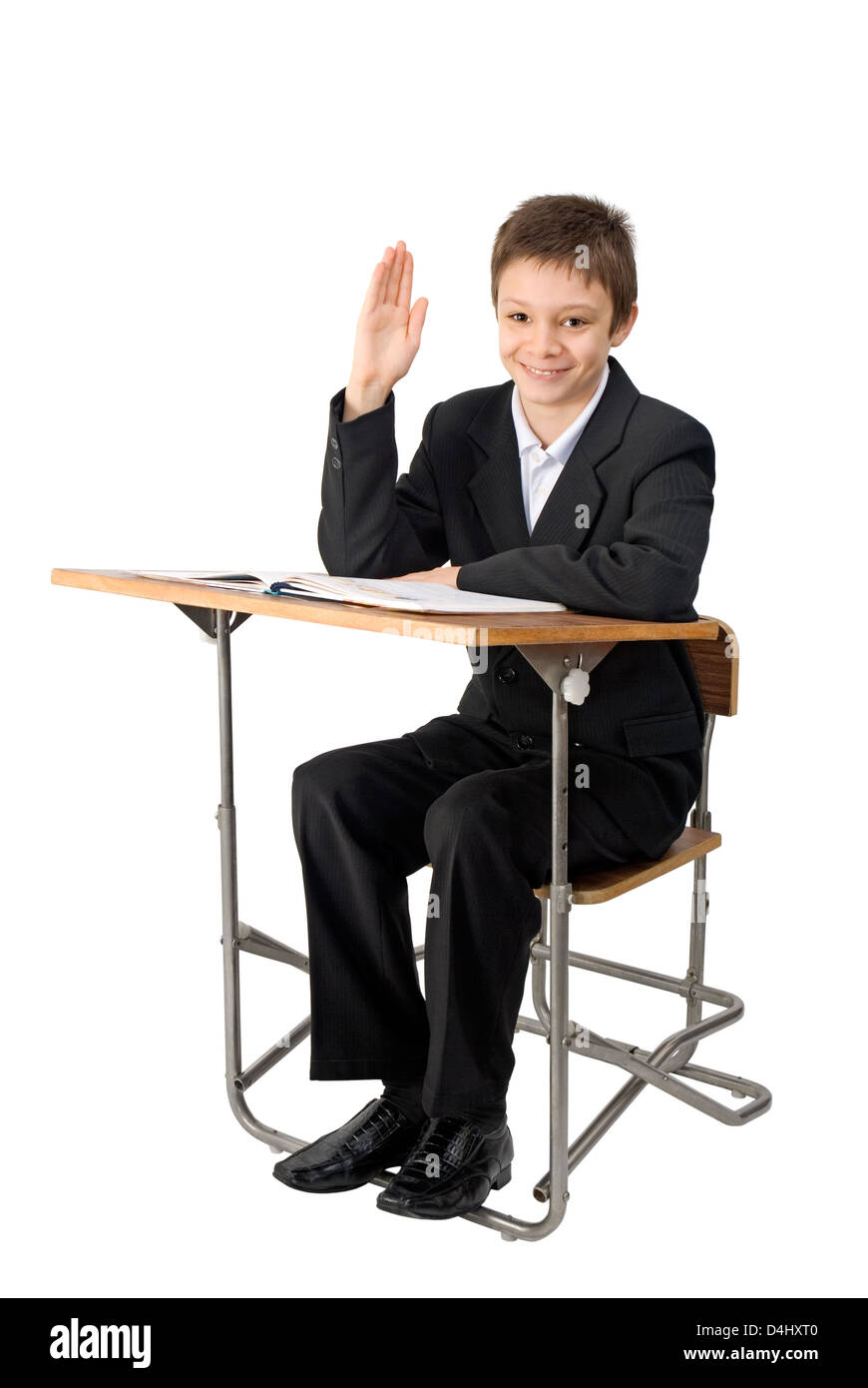 Schüler auf der Schulbank sitzen und heben Sie die hand Stockfoto