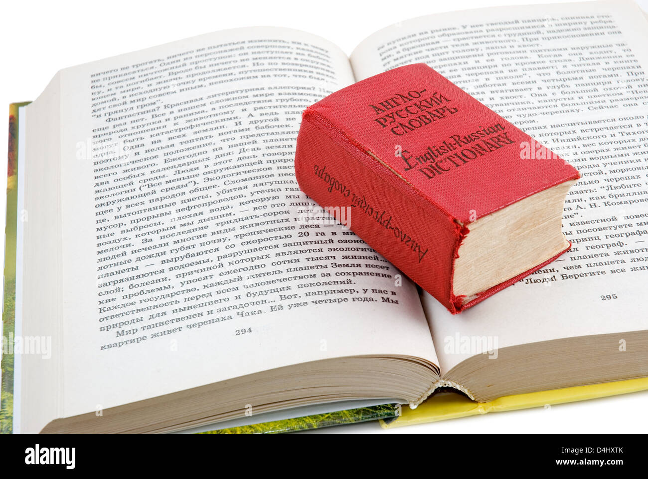 Das kleine rote Wörterbuch legt auf das geöffnete Buch Stockfoto