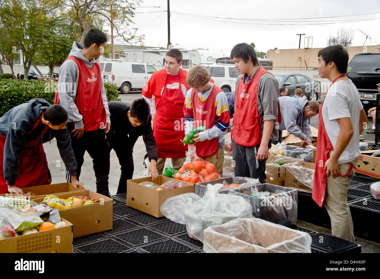 Mittelklasse-gemeinnützige freiwillige Pech bei der Bereitstellung von Essen in Costa Mesa, CA, Suppenküche für Obdachlose zu ernähren. Stockfoto