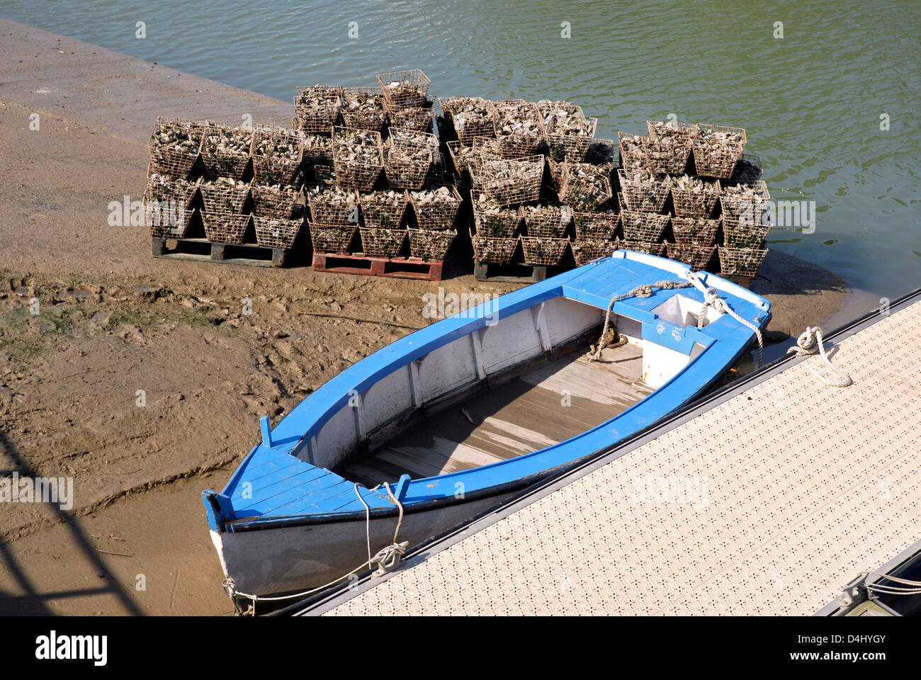 Kleine Boot und Auster Fächer am Hafen von "La Tremblade" in Frankreich Stockfoto