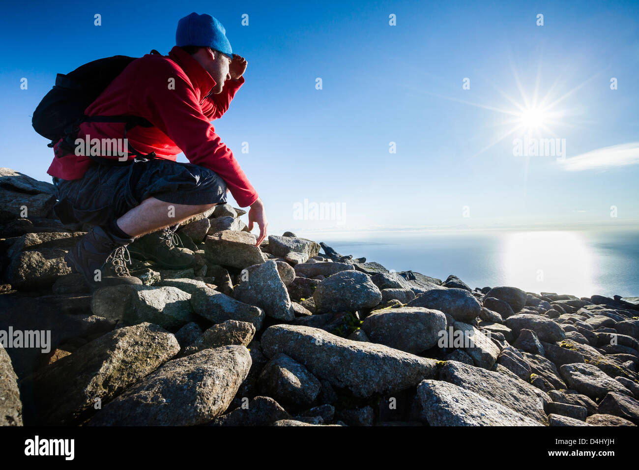 Ein Bergsteiger auf dem Gipfel eines Berges. Stockfoto