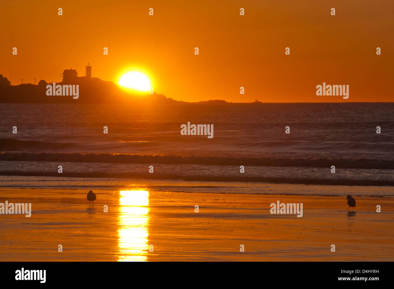 ZWEI Lichter, die Sonne bricht über dem Punkt des Landes an diesem Leuchtturm, das Licht von der Sonne ist stärker als der Leuchtturm Stockfoto