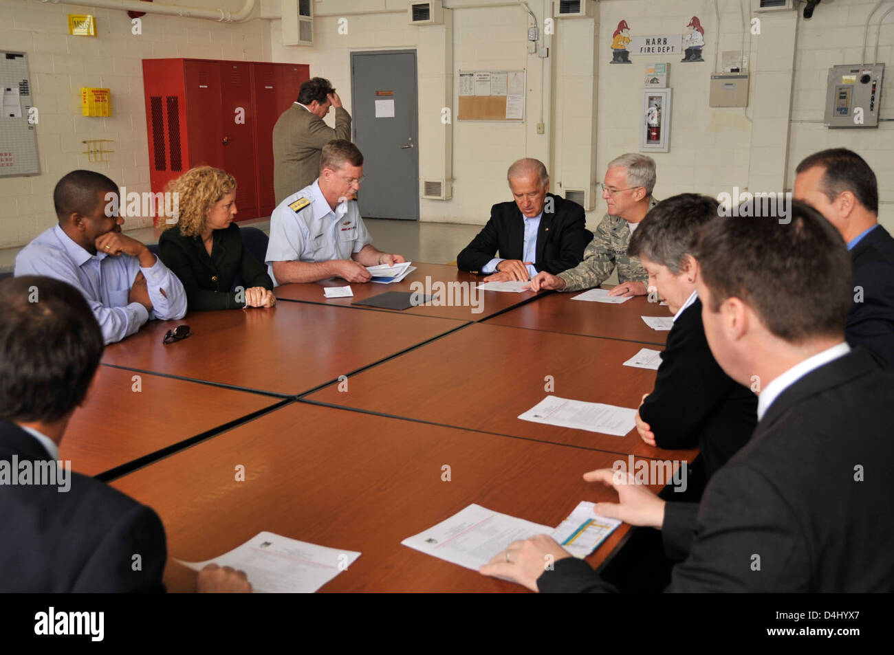 Vizepräsident Biden traf sich mit der Küstenwache, um die laufenden Hilfsmaßnahmen in Haiti nach einer jüngsten Katastrophe zu erörtern. Im Mittelpunkt des Treffens stand die Koordinierung künftiger humanitärer Maßnahmen. Stockfoto