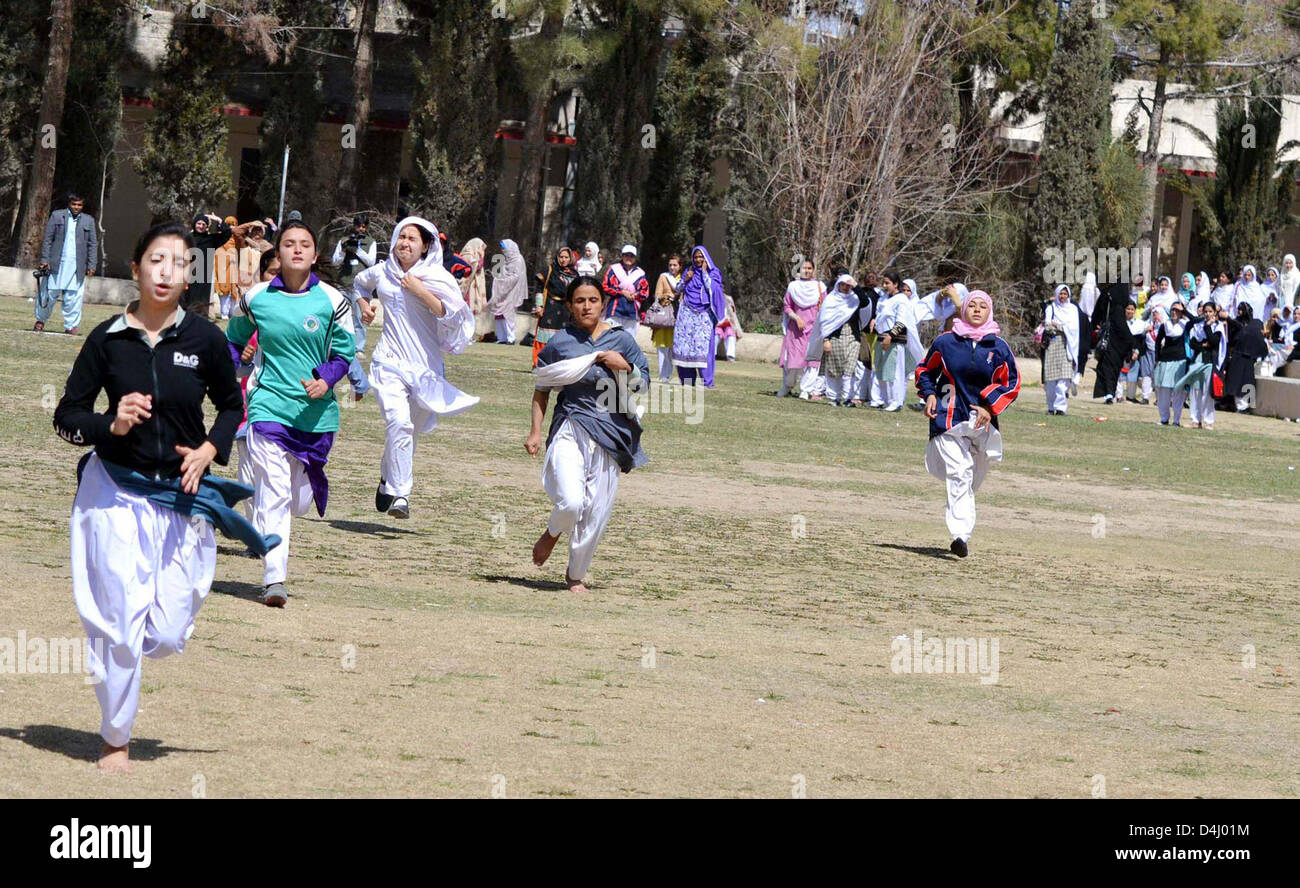 Schüler beteiligen sich an einem Rennen Wettbewerb tagsüber Sport arrangiert von Frontier Kern Belutschistan im Govt Girls College in Quetta am Donnerstag, 14. März 2013 statt. Stockfoto