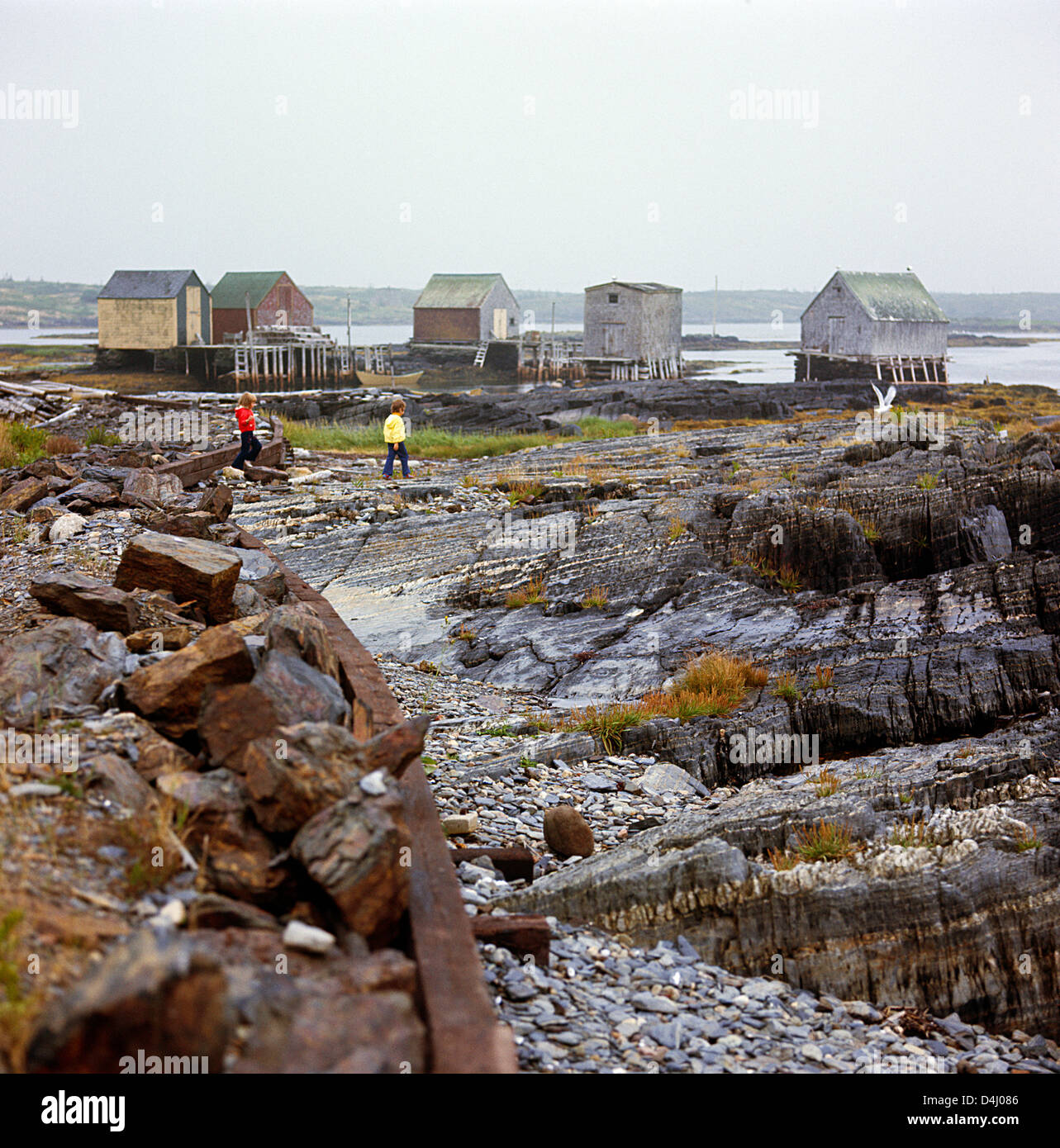 Zwei Kinder spielen auf den Felsen in der Nähe von Peggys Cove; Kanada; Nova Scotia; Ostküste; Atlantische Küste; Stockfoto