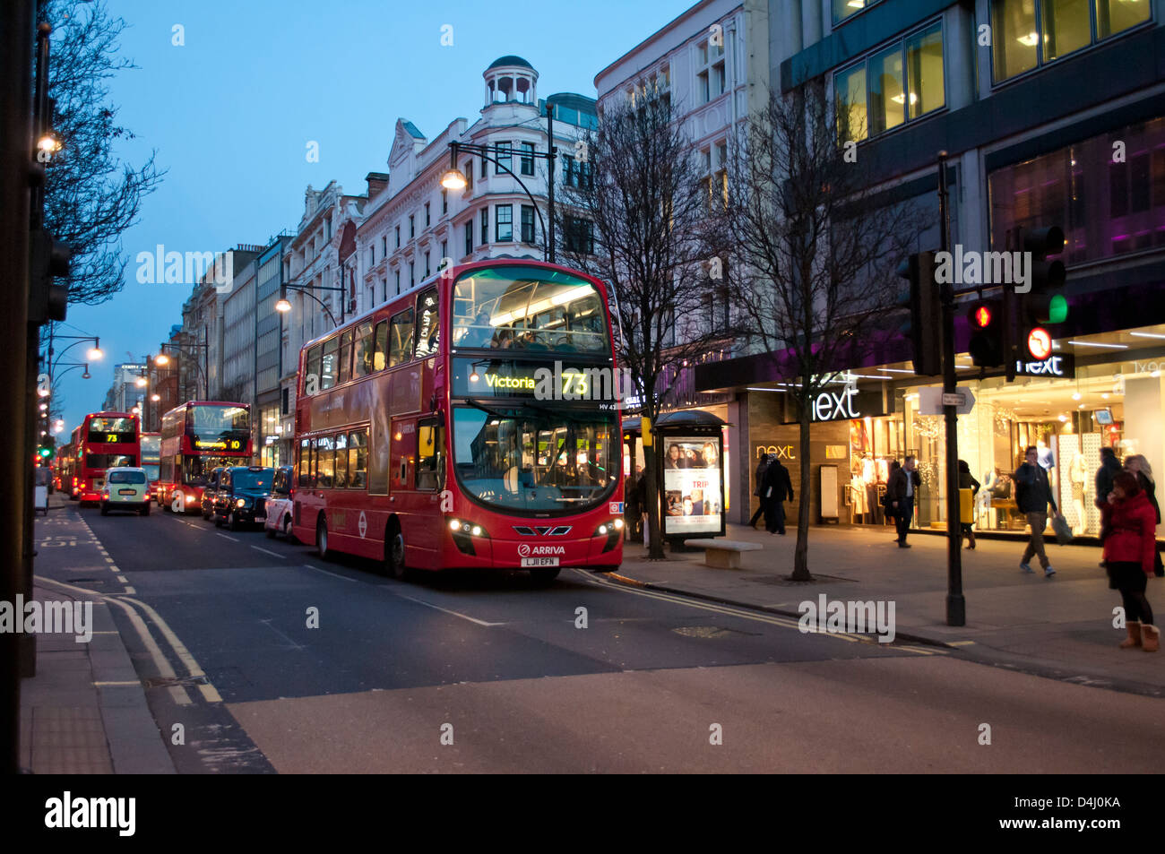 Verkehr auf der Oxford Street in der Abenddämmerung, London UK Stockfoto