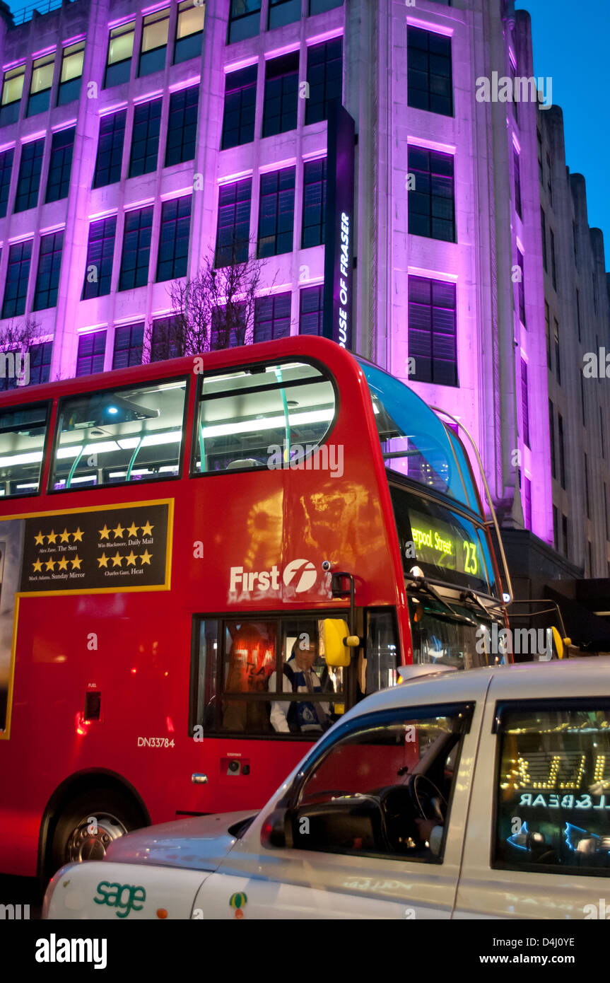 Verkehr auf der Oxford Street in der Abenddämmerung, London UK Stockfoto