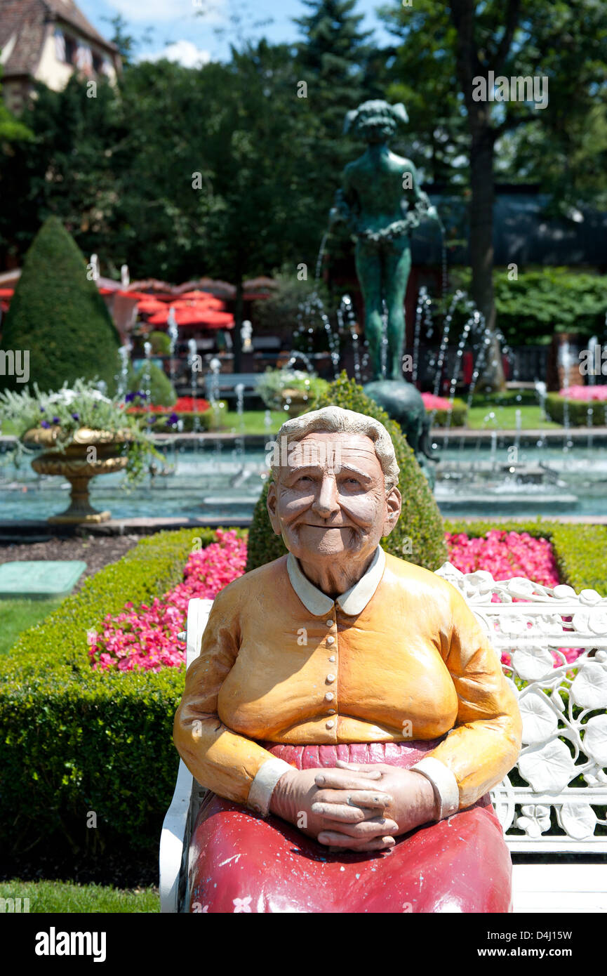 Rusr, Deutschland, die Figur einer alten Frau im Europa-Park Rust Stockfoto