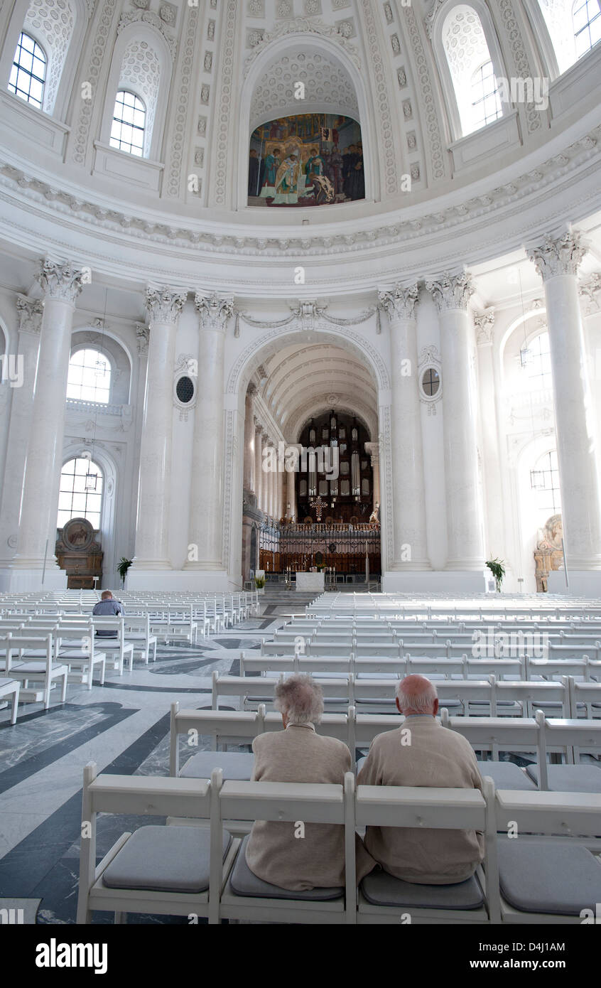 St. Blasius, Deutschland, im Ruhestand paar in der Kathedrale des Hl. Blasius Stockfoto