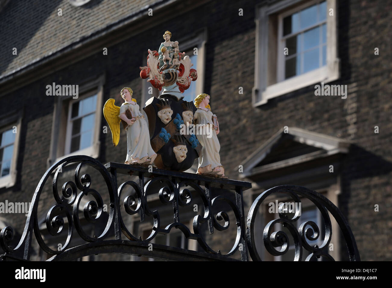 London England Kerls Krankenhaus Wappen oben auf einem schmiedeeisernen Tor am Eingang zum Krankenhaus des Kerls Stockfoto