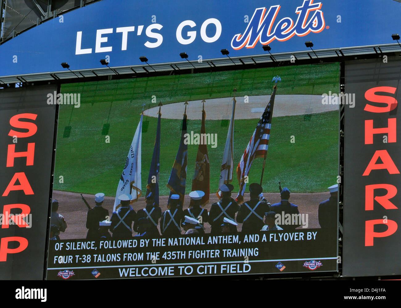 Der Eröffnungstag der New York Mets ist der Beginn der Major League Baseball Saison. Die Veranstaltung umfasst Teameinführungen, zeremonielle erste Spielfelder und das erste Spiel der Saison, bei dem Fans den Beginn einer neuen Baseballsaison feiern. Stockfoto