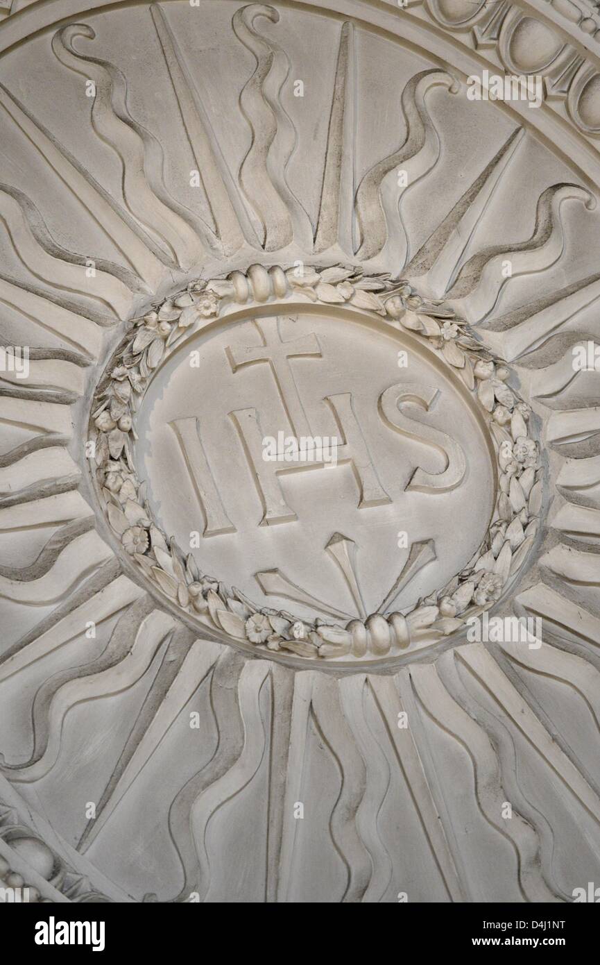 Das Christogramm IHS, Symbol der Jesuiten, ist in der Jesuitenkirche St. Michael in München, 14. März 2013 abgebildet. Papst Francis ist der erste Jesuit Papst. Foto: Andreas Gebert Stockfoto