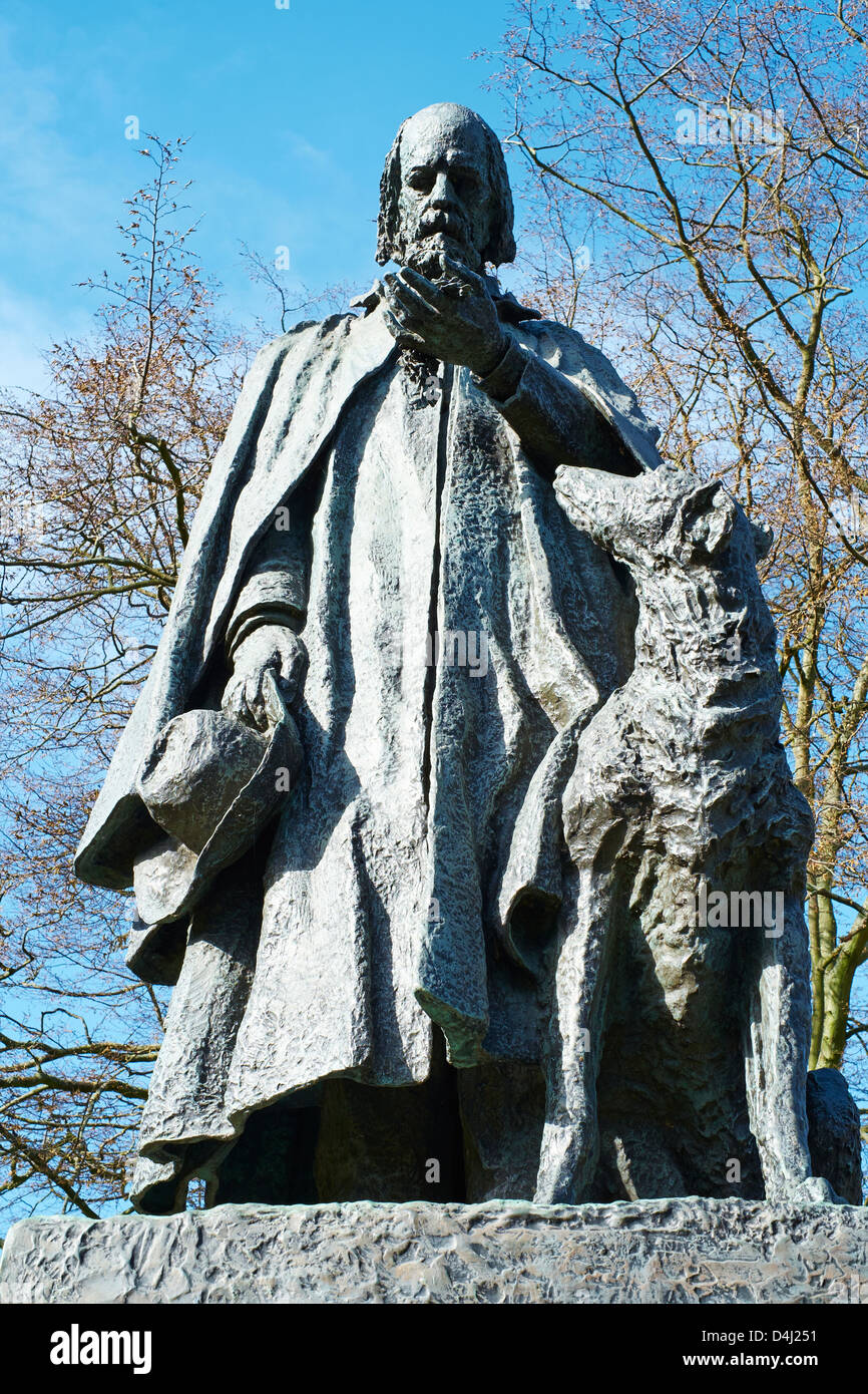 Tennyson Statue von George Frederic Watts vor der Kathedrale von Lincoln, Lincolnshire, England Stockfoto