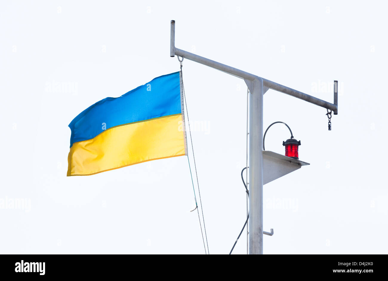 ukrainische Flagge fließende Mast Schiffes Stockfoto