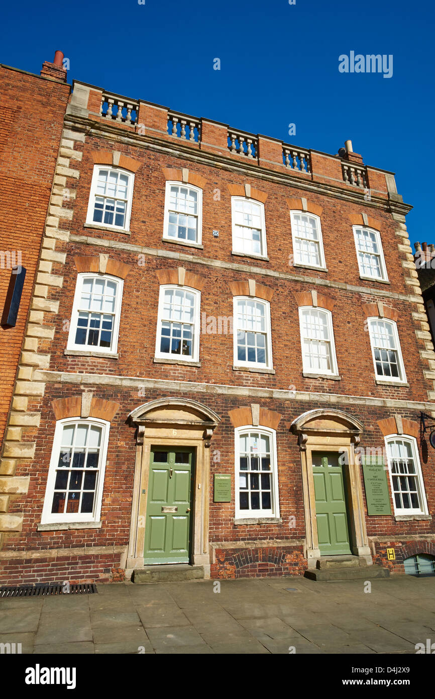 Georgische Stadthäuser auf dem Burgberg, die derzeit von einem Antiquitätenhändler, Lincoln Lincolnshire England verwendet werden Stockfoto