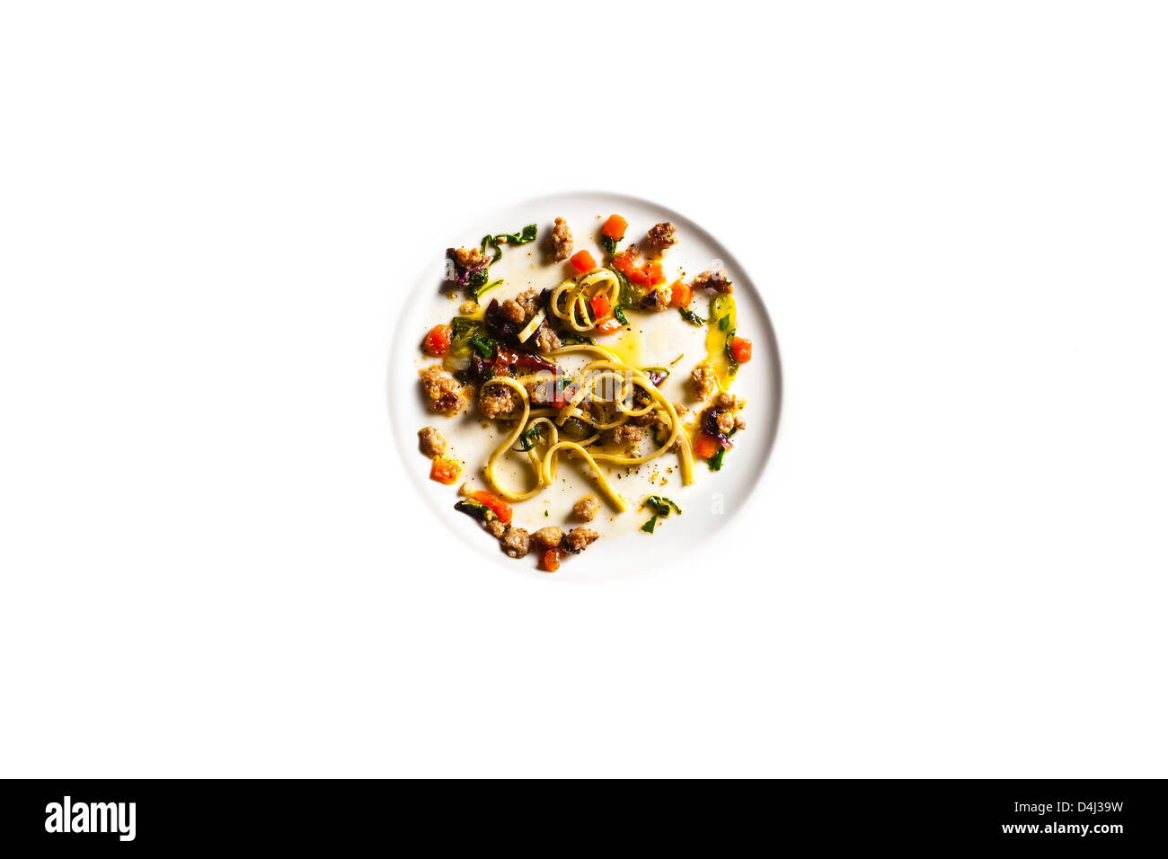 Frischen Maccheroni mit Wurst, Bitter, Grüns und Tomaten-Concasse'. Stockfoto