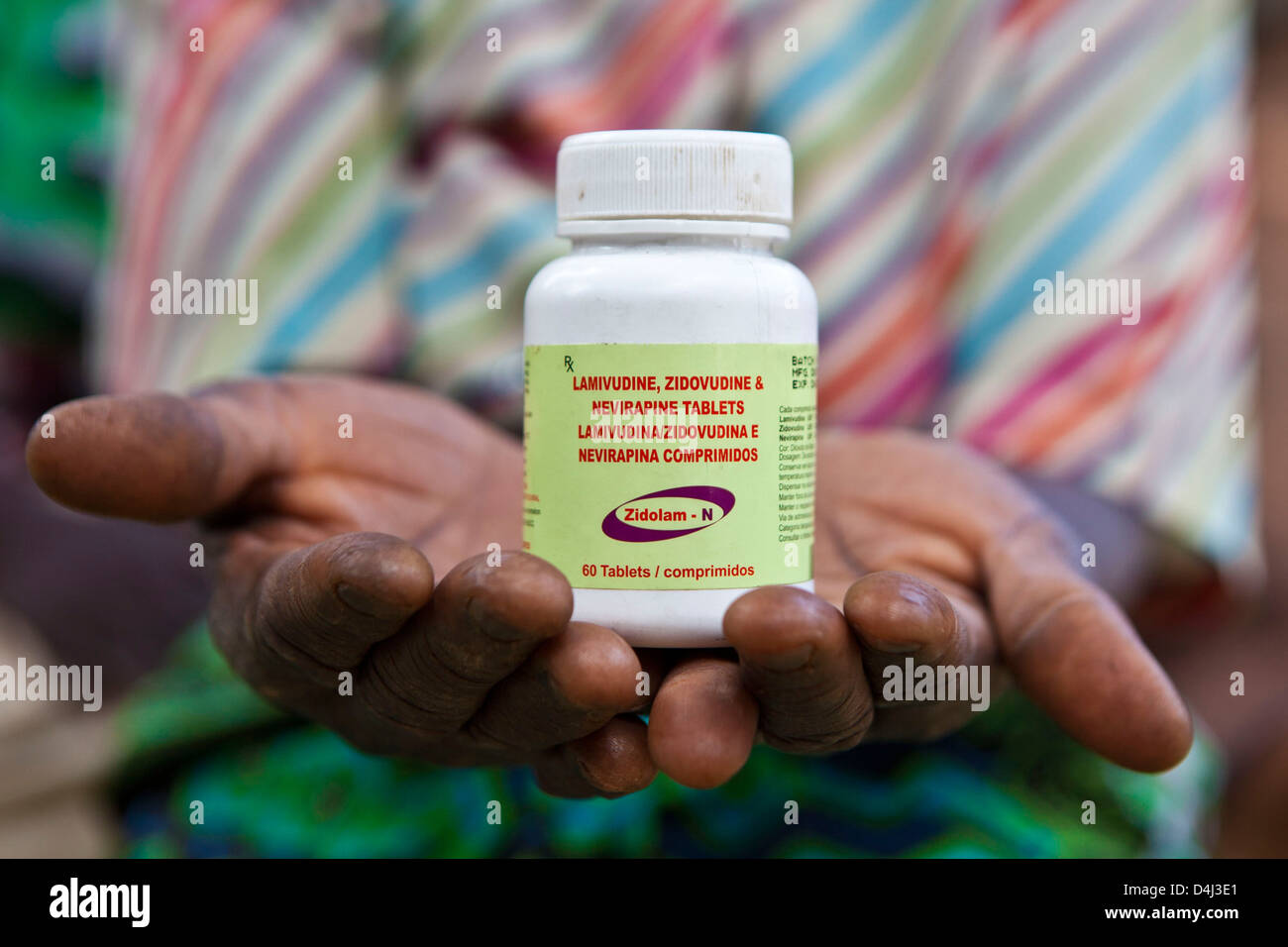 Afrikanische Frau hält ihr antiretrovirale Medikamente in ihren Händen, Mosambik. Staatlich anerkannte Behandlung für HIV. Stockfoto