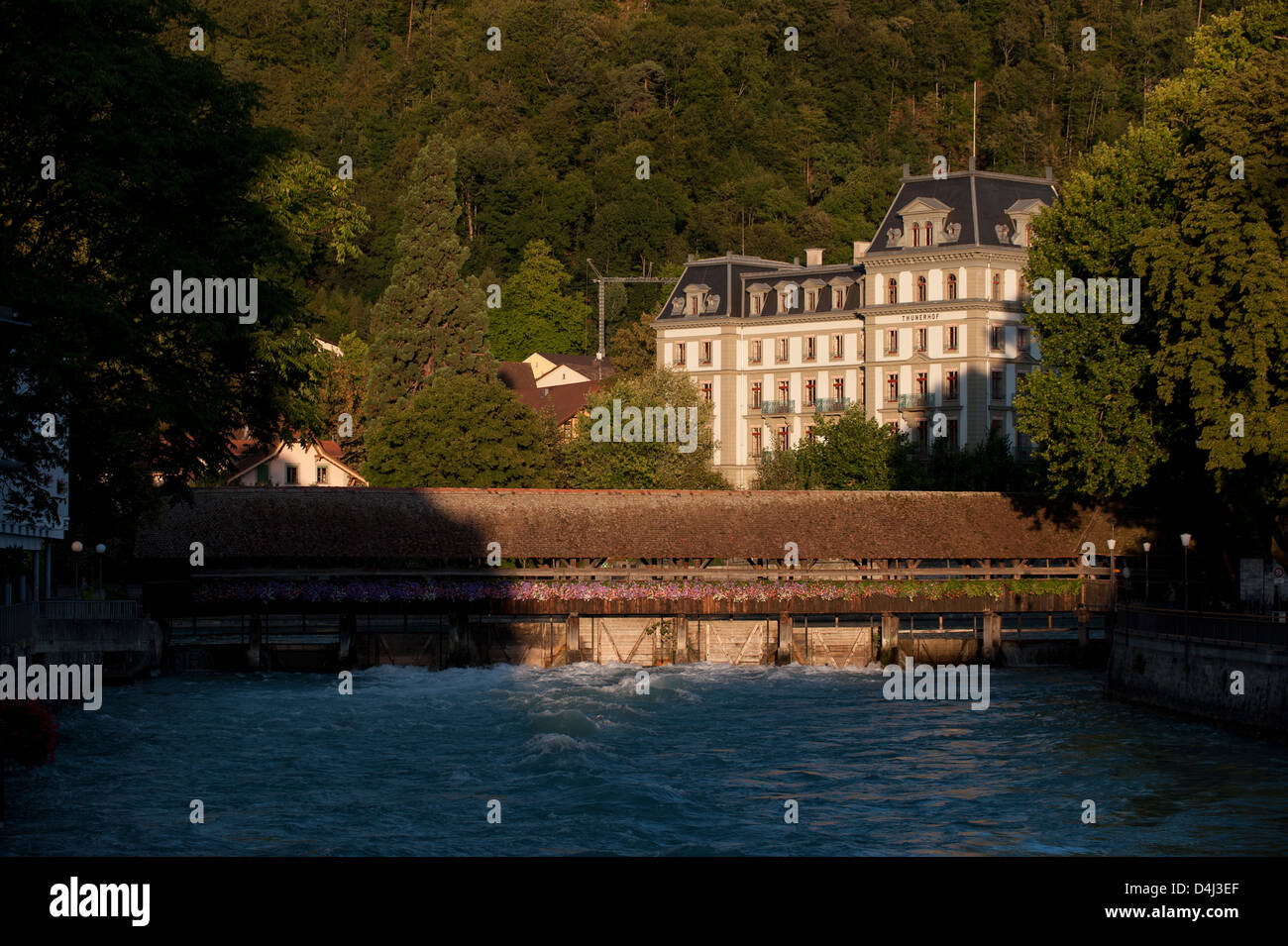 Thun, Schweiz, Blick über den Fluss Aare, das Kunstmuseum Thun im Abendlicht Stockfoto