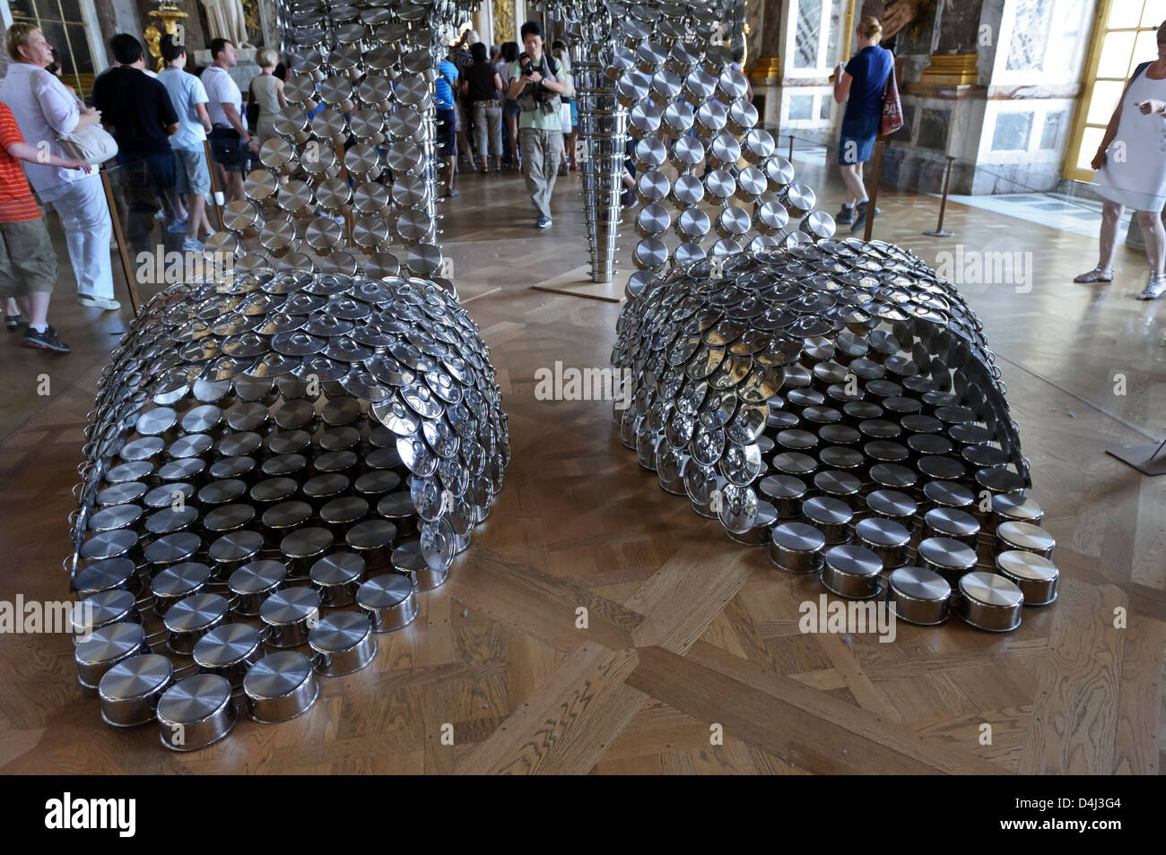 Riesige Schuhe hergestellt von Töpfen Künstlers Joana Vasconcelos, Schloss Versailles, Frankreich. Stockfoto