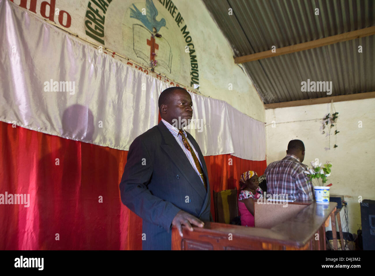 African evangelischer Pastor Predigt in der evangelischen Kirche von Mosambik, in Chimoio, Manica Bezirk, Mosambik. Stockfoto