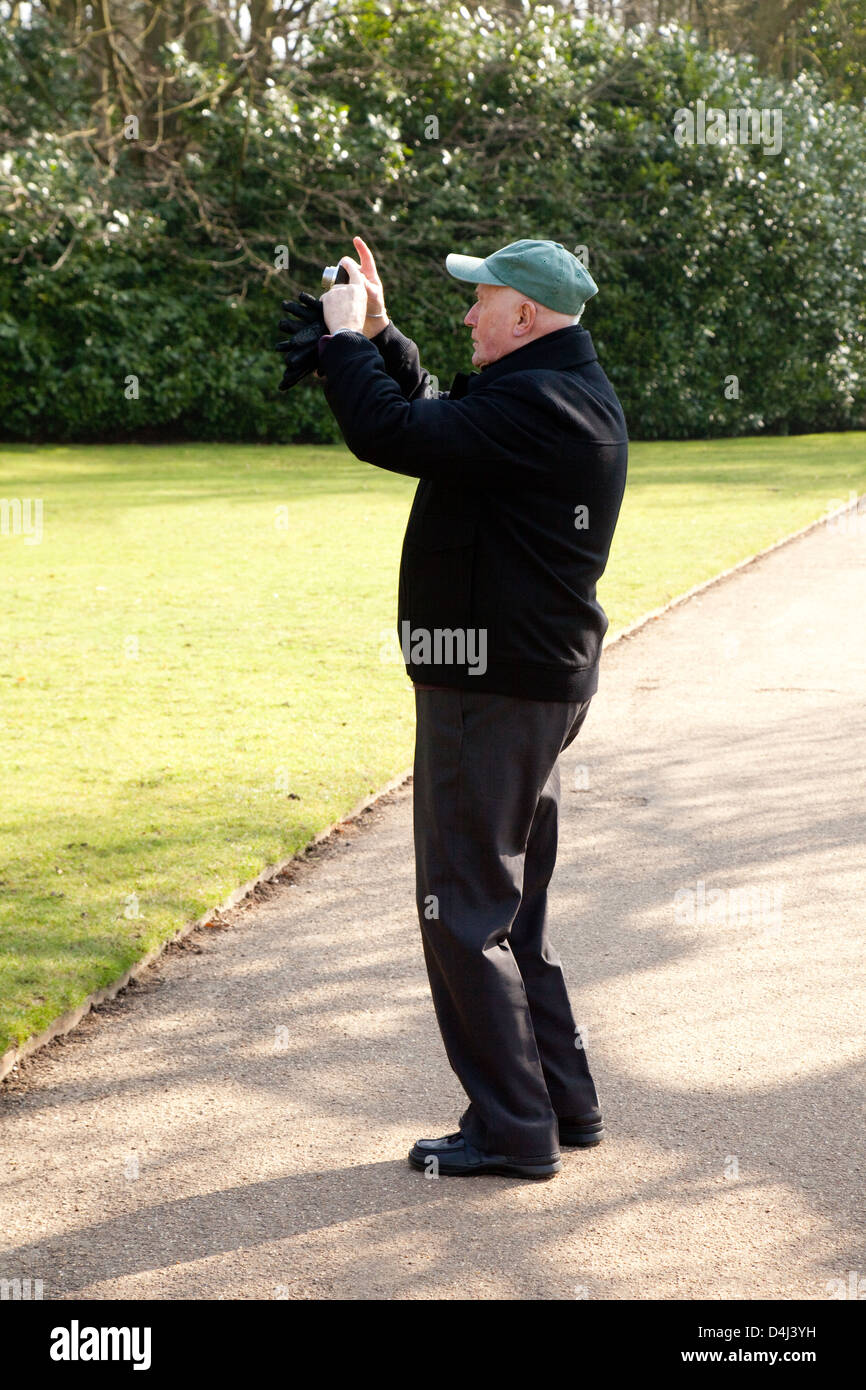 Älterer Mann fotografieren, Fotografie als Hobby als zurückzog, UK Stockfoto