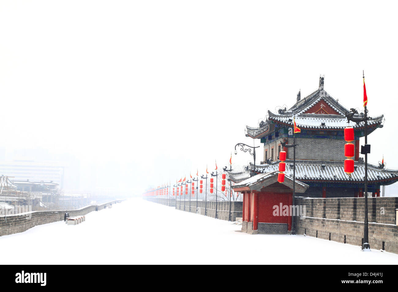 Landschaftsfoto von traditionellen antiken chinesischen Stil Gebäude mit roten Laterne im Schnee Stockfoto