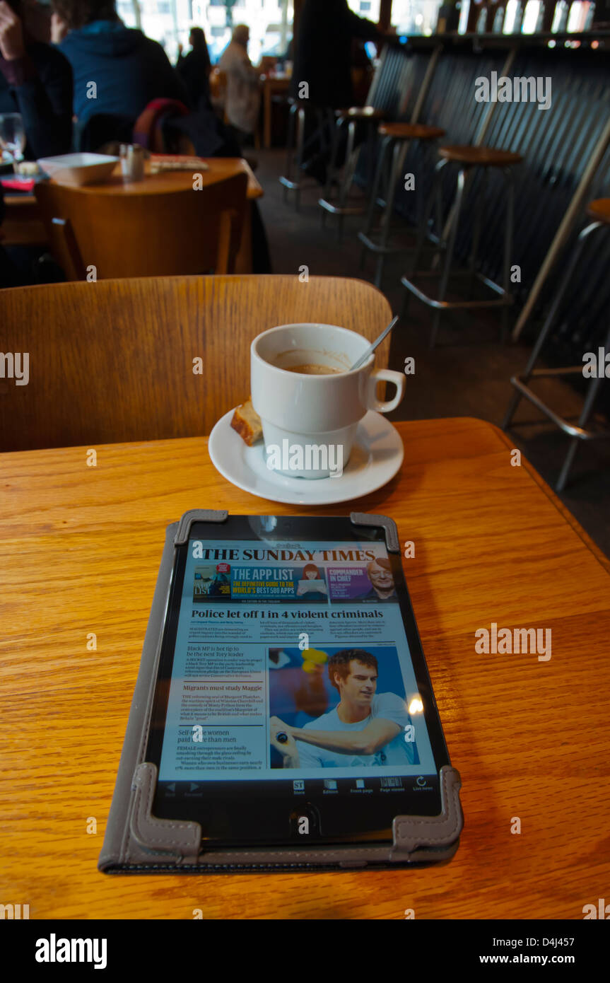 Tasse Kaffee und Ipad Mini mit der Zeitung The Times Cafe Walvis in Dansaert Bezirk central Europe in Brüssel Belgien Stockfoto