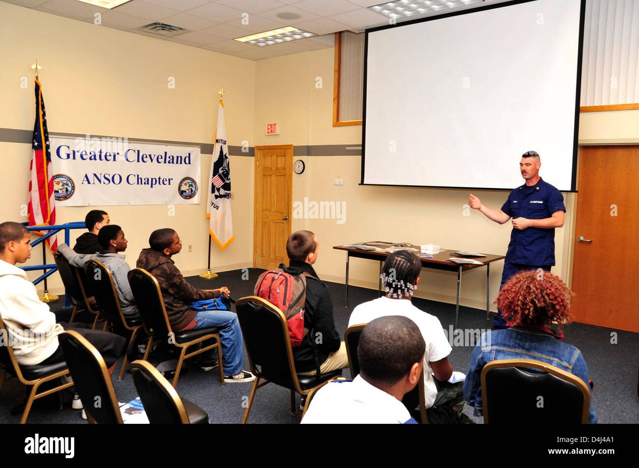 Die Cleveland ANSO (Aviation Support Operations) der US Coast Guard veranstaltete Schüler, um sie in die Karriere der Luftfahrt und die Operationen der Küstenwache einzuführen. Die Schüler lernten über Missionen der Küstenwache, Luftfahrttechnik und mögliche Karrierewege innerhalb des Dienstes. Stockfoto