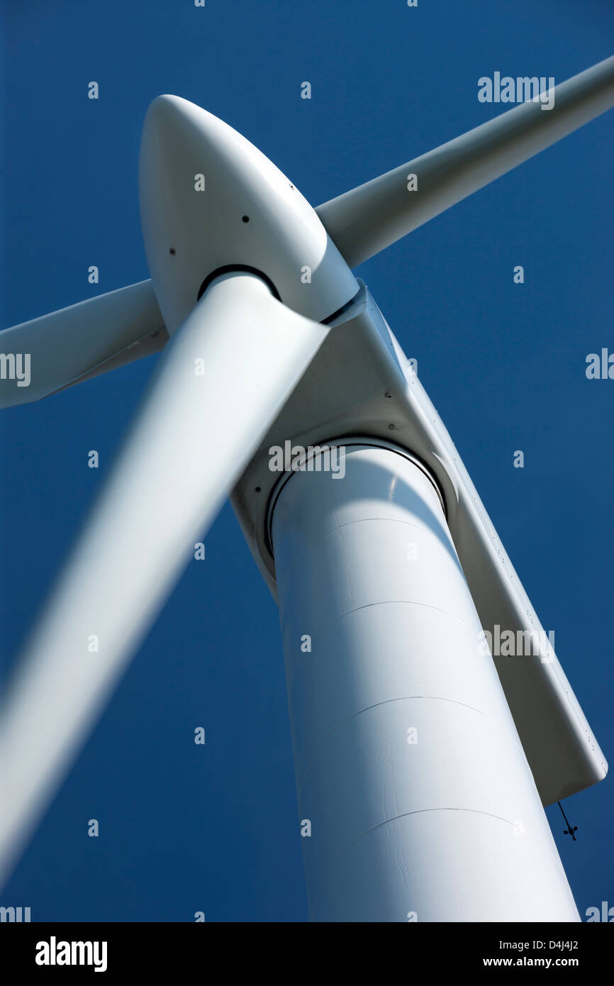 NAHAUFNAHME DER WINDKRAFTANLAGE AN DER GREAT LAKES SCIENCE CENTER SKYLINE VON DOWNTOWN CLEVELAND OHIO USA Stockfoto