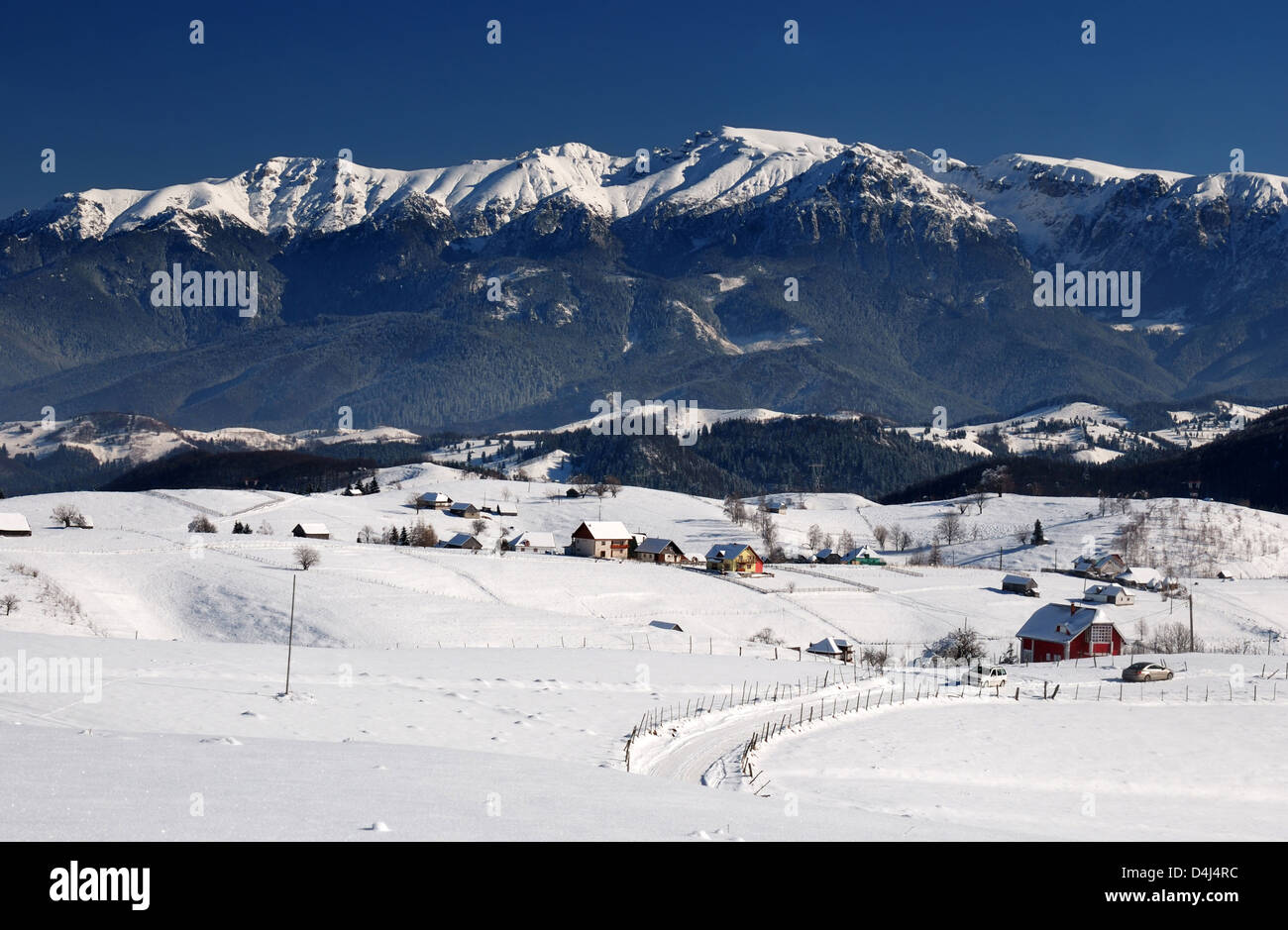 Ländliche Winterlandschaft in Karpaten, Rumänien Stockfoto