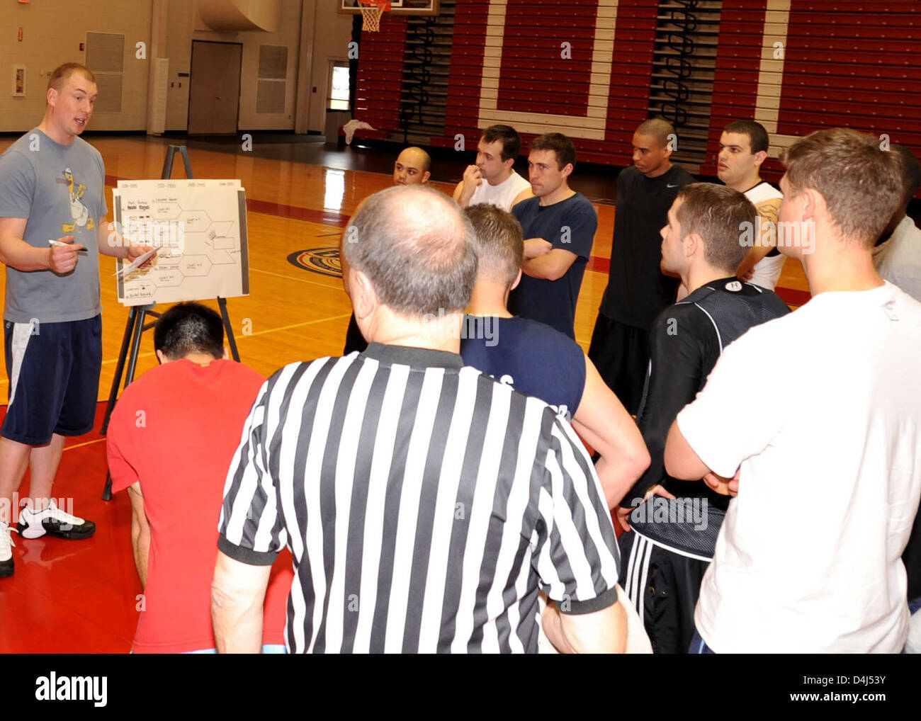 Das MSU Toledo Basketballturnier findet jährlich im Rahmen von Community Engagement und Sportveranstaltungen statt, die vom neunten Distrikt der US-Küstenwache veranstaltet werden. Die Veranstaltung zieht Spieler und Fans für ein freundliches und kompetitives Turnier an. Stockfoto