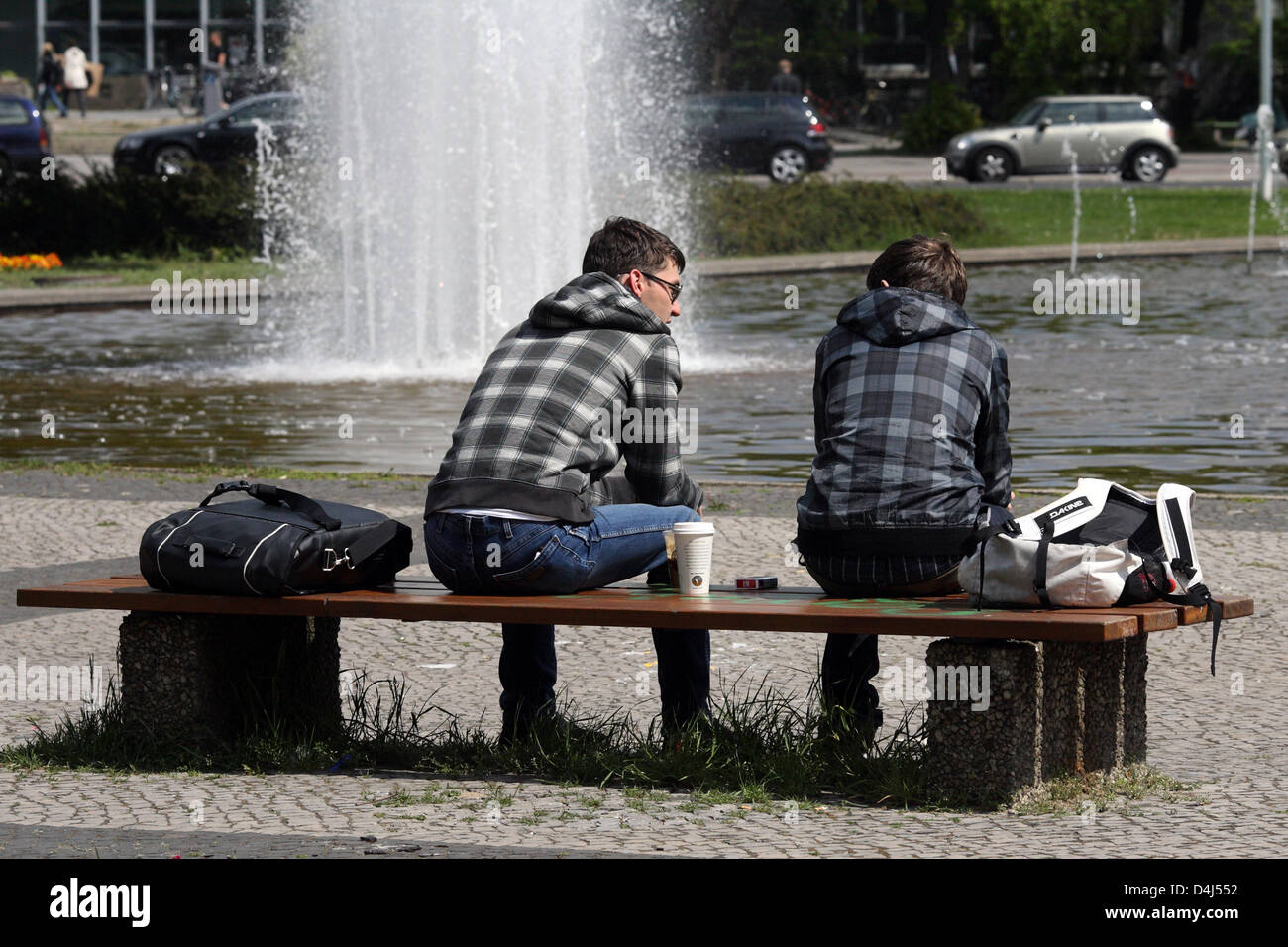 Berlin, Deutschland, setzen Sie sich Studenten vor einer Wasserfontaene am Ernst-Reuter-Platz Stockfoto
