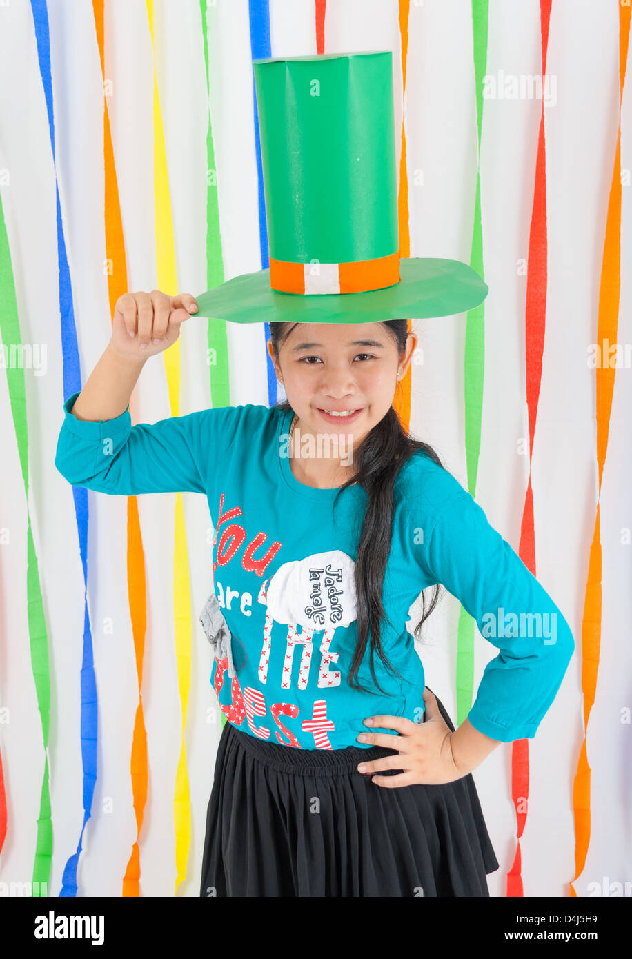 Süße asiatische Thai Mädchen hält großen grünen Hut auf St. Patrick es Tag Stockfoto