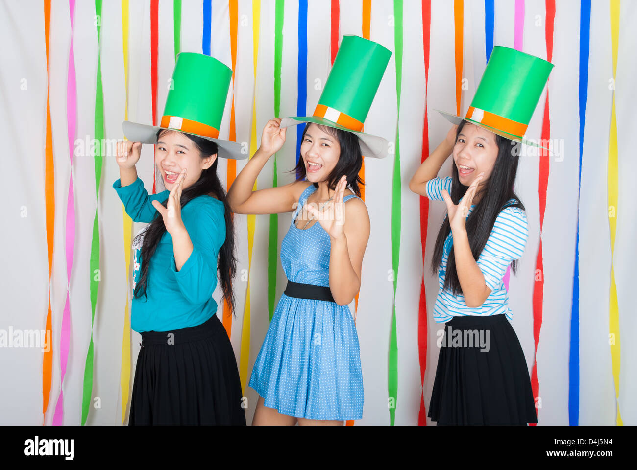 Asian Thai Mädchen halten großen grünen Hut auf St. Patrick es Tag Stockfoto