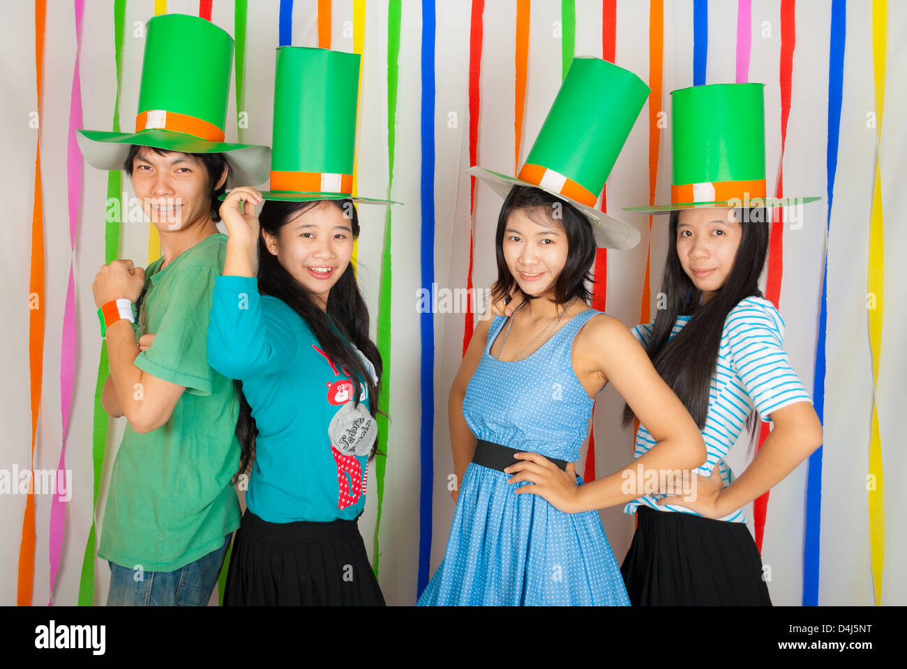 Asiatische Thai-Mädchen und jungen halten großen grünen Hut auf St. Patrick es Tag, wirken sie in Glück und Gefühl zu feiern Stockfoto
