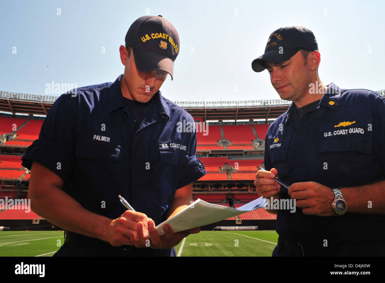 Die US-Küstenwache veranstaltete eine Kandidatur im Cleveland Browns Stadium. Die Veranstaltung zielte darauf ab, den Dienst der Mitglieder der Küstenwache und ihr fortgesetztes Engagement für den Dienst an der Nation anzuerkennen und zu feiern. Die Zeremonie fand in Zusammenarbeit mit den Cleveland Browns der NFL statt. Stockfoto