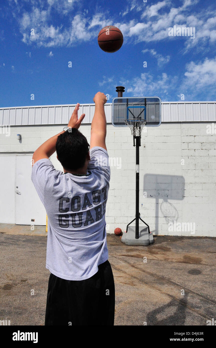 Der Cleveland Sports Fitness Day 2010 war Teil verschiedener sportlicher Veranstaltungen, um die körperliche Fitness und Moral in der Gemeinde zu fördern. Die Veranstaltung fand im Cleveland Harbor statt, wo lokale Teilnehmer und Militärangehörige an Fitnessaktivitäten beteiligt waren. Stockfoto