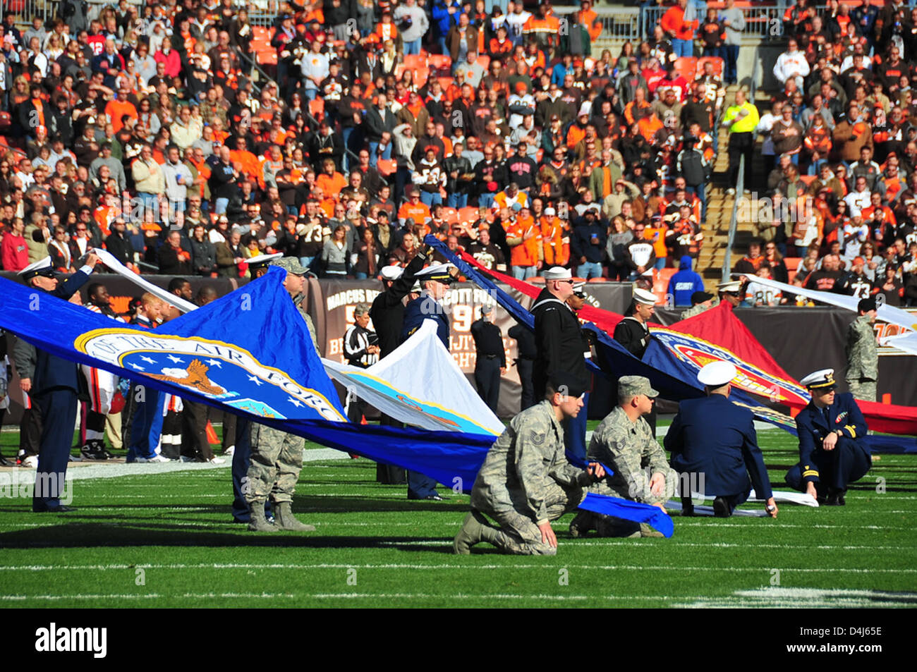Die Cleveland Browns veranstalteten einen Military Appreciation Day, bei dem der Dienst des Militärs, einschließlich der Mitglieder der Küstenwache, geehrt wurde. Die Veranstaltung zeigte die starke Verbindung zwischen Profisport und der US-Militärgemeinschaft in Ohio. Stockfoto