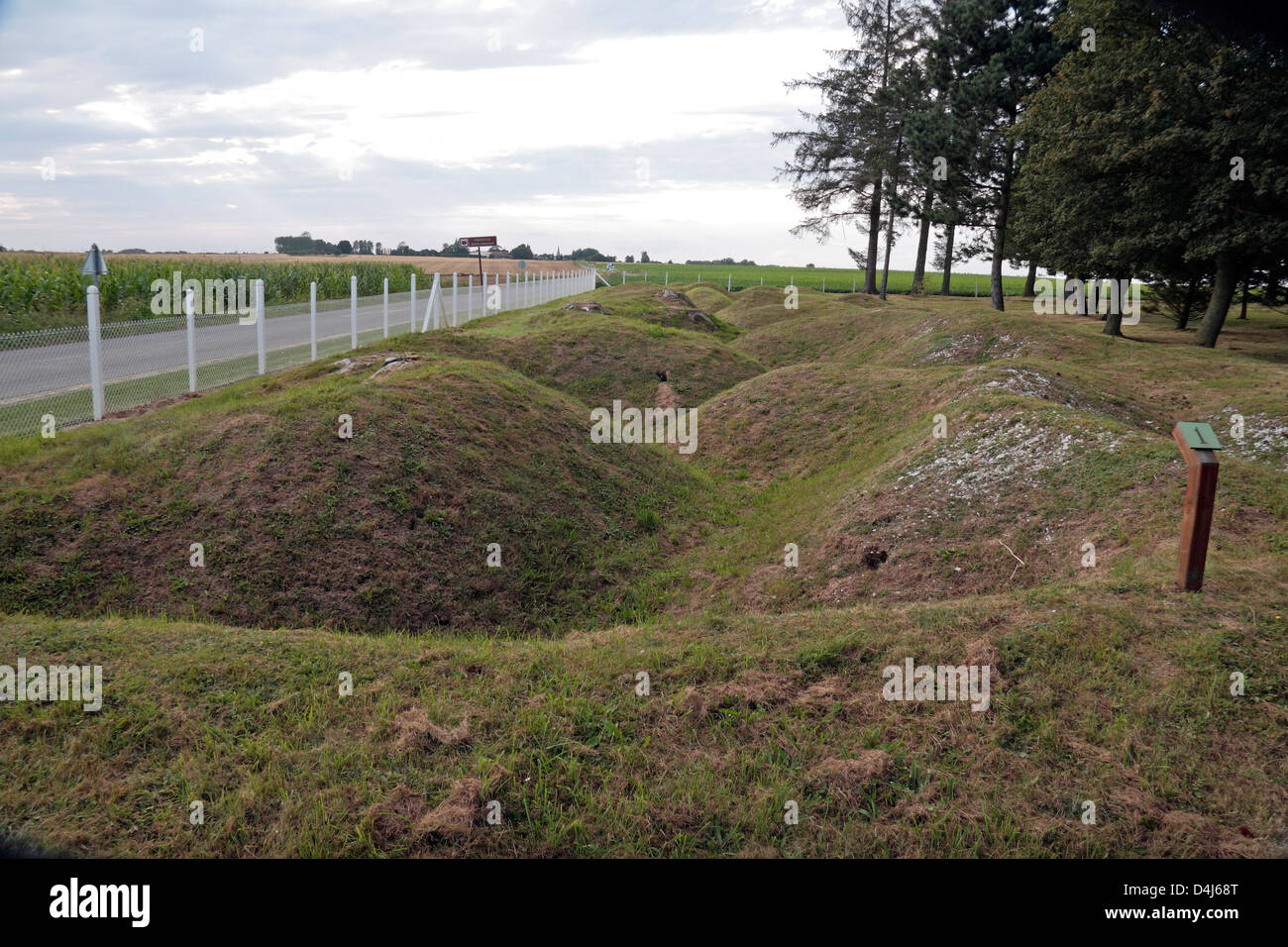 Ein Blick über ein Original britisch & kanadischen Graben auf dem Neufundland Memorial Park, Somme, Frankreich. Stockfoto