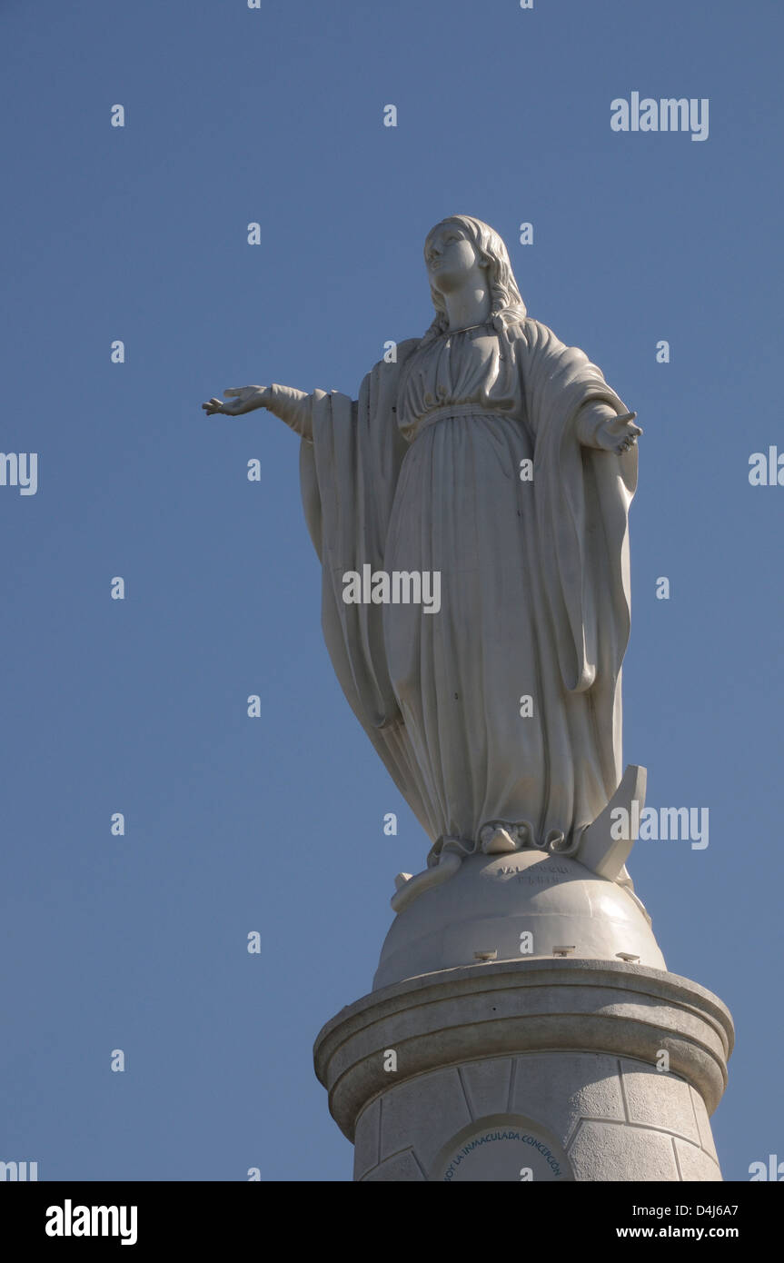 Statue der Jungfrau Maria in der Wallfahrtskirche zur Unbefleckten Empfängnis auf dem Gipfel des Cerro San Cristobal. Stockfoto