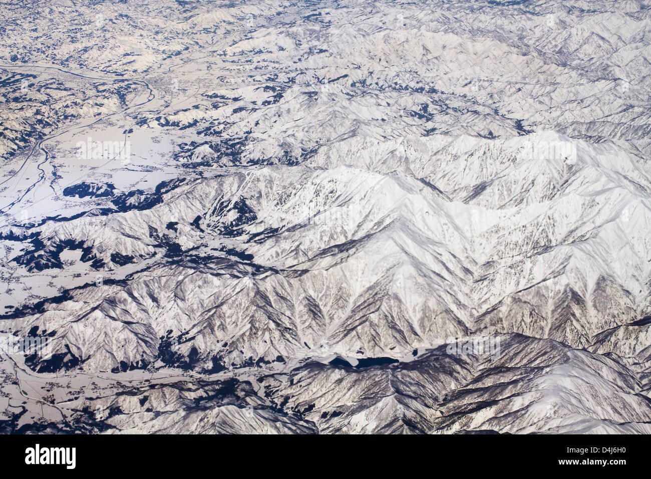 Landschaft der schneebedeckten Berge in Japan in der Nähe von Tokio, Luftbild Stockfoto