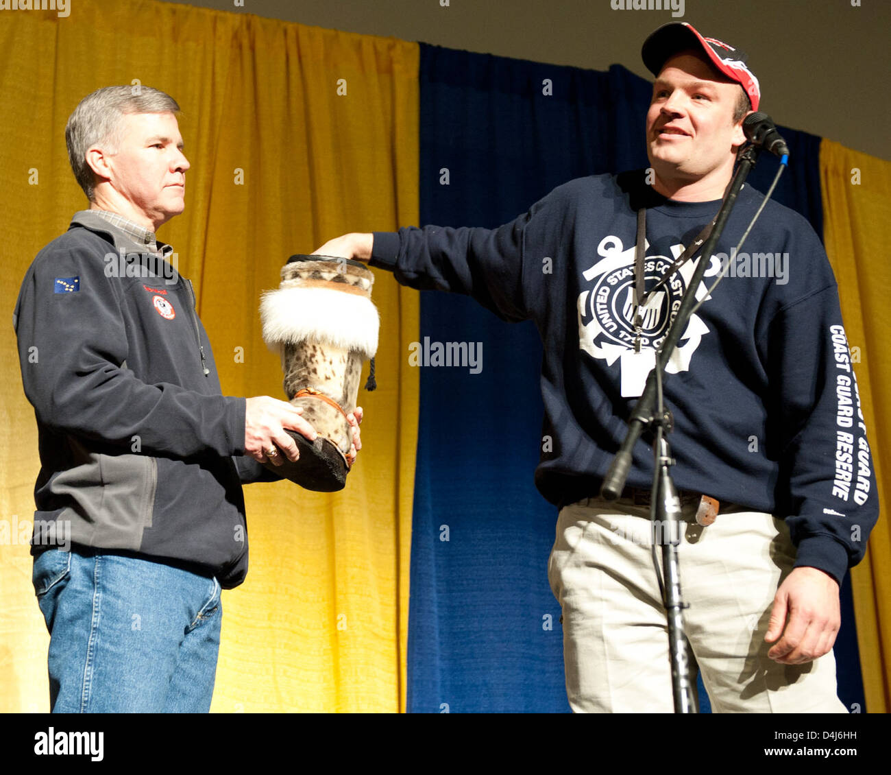 Die US-Küstenwache sponserte 2011 einen Musher während des Iditarod, Alaskas berühmtem Schlittenhund-Rennen. Ken Anderson, ein bemerkenswerter Musher, wurde von der Küstenwache als Teil ihres Engagements für das Engagement der Gemeinde und die Unterstützung lokaler Veranstaltungen in Alaska unterstützt. Stockfoto
