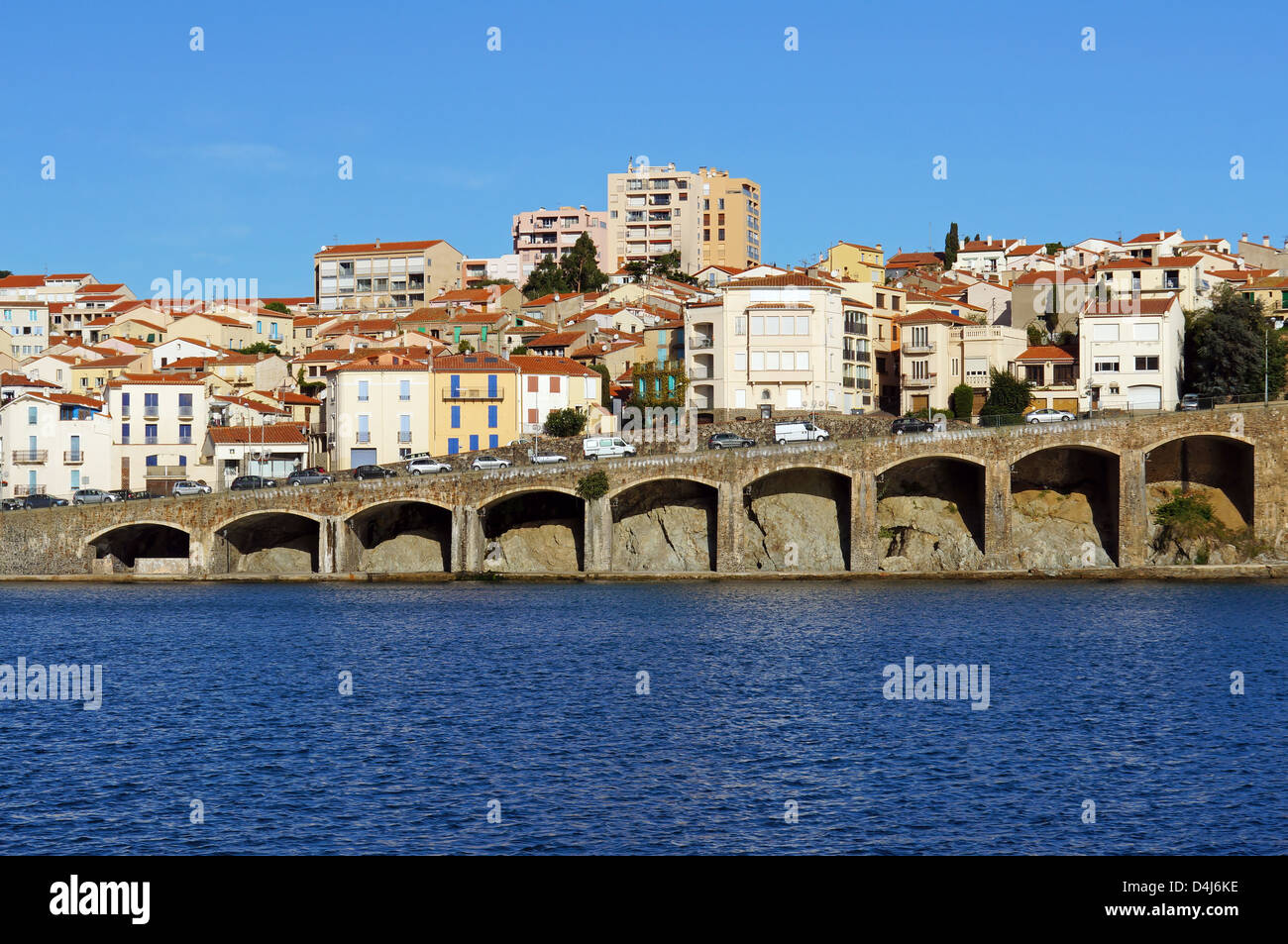 Küsten-Ansicht der Stadt von Banyuls-Sur-Mer, mediterranen Küste des Meeres, Roussillon, Zinnober, Frankreich Stockfoto