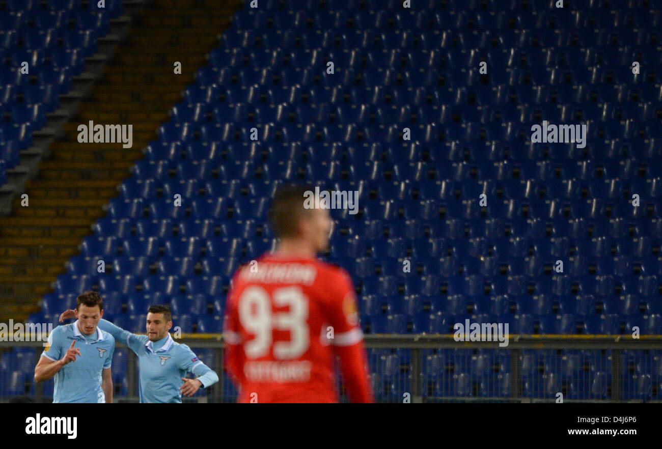 Lazios Libor Kozak (L) feiert mit Antonio Candreva nach seinem Tor zum 1: 0 in der UEFA Europa League-Runde von 16 ersten Bein-Fußballspiel zwischen Lazio Rom - VfB Stuttgart im Stadio Olimpico in Rom, Italien, 14. März 2013. Foto: Marijan Murat/Dpa +++(c) Dpa - Bildfunk +++ Stockfoto