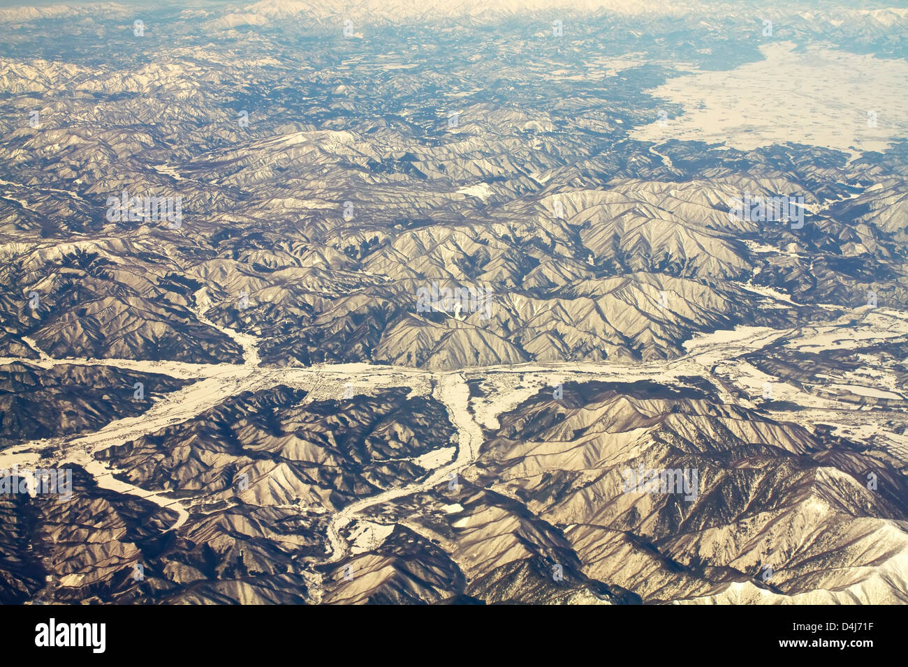 Landschaft der schneebedeckten Berge in Japan in der Nähe von Tokio, Luftbild Stockfoto