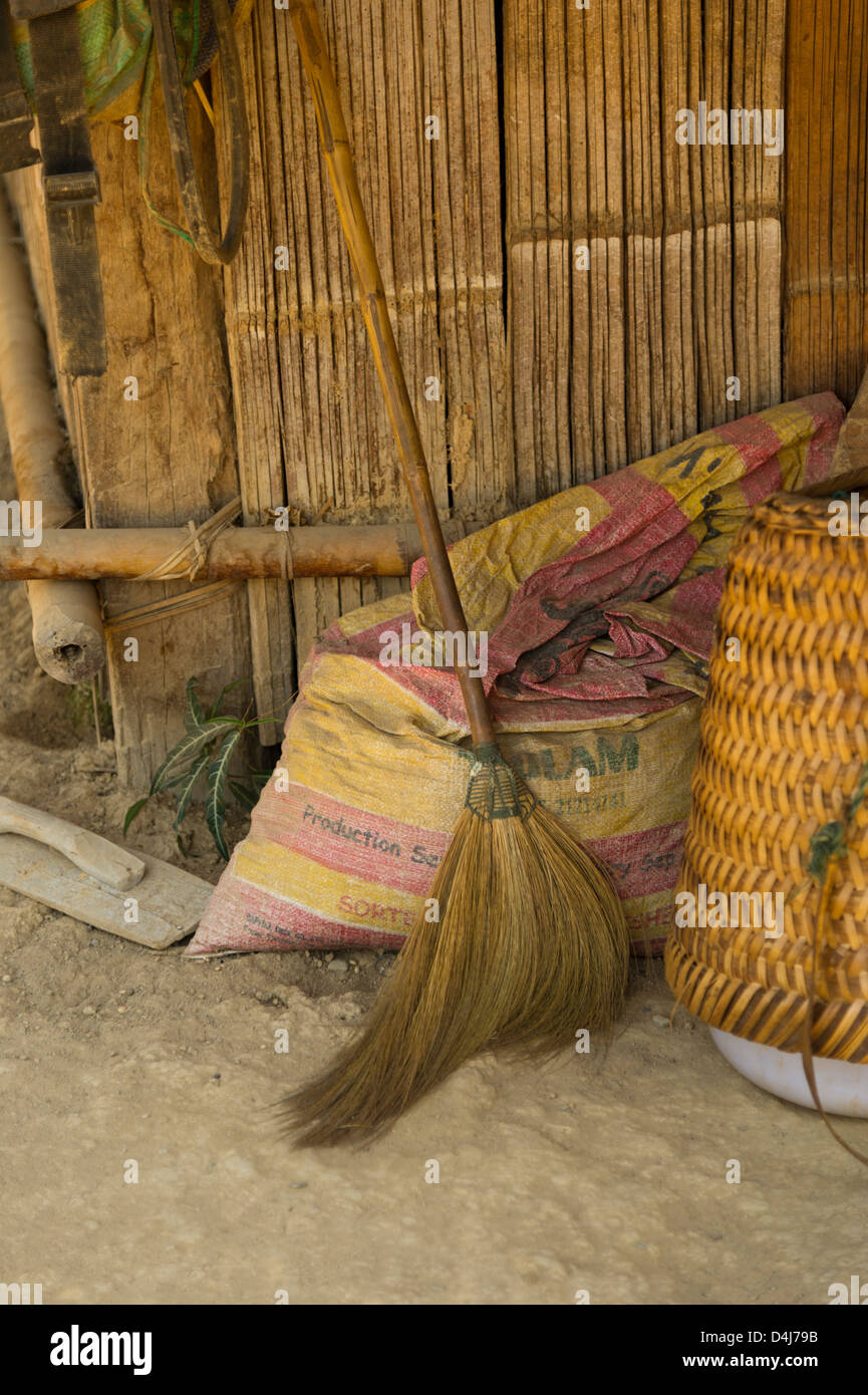 Ein handgefertigte Besen lehnt sich an eine Bambus-Wand Stockfoto