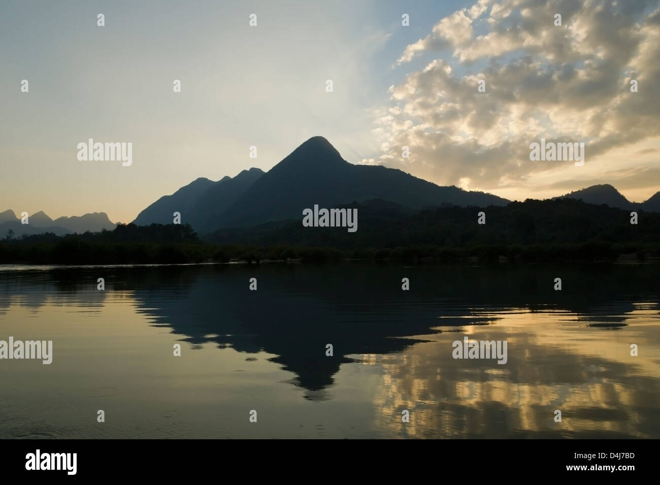 Berge und Wolken sind in der Abenddämmerung im Wasser spiegelt. Stockfoto