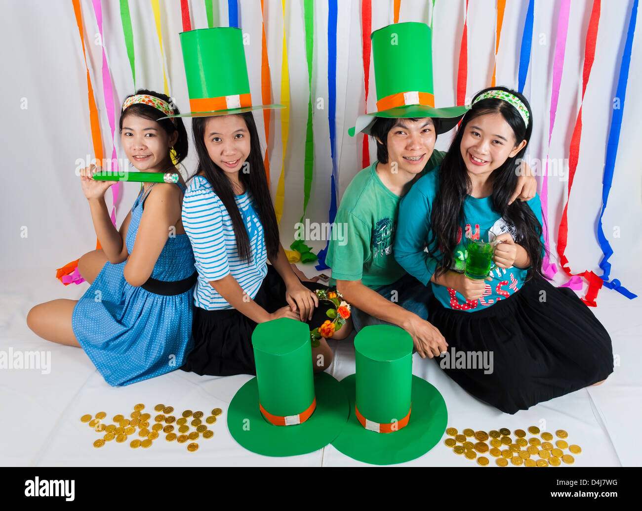 Asiatische Thaigirls halten großen grünen Hut auf St. Patrick es Tag, handeln wir in Glück und Celebating Gefühl Stockfoto